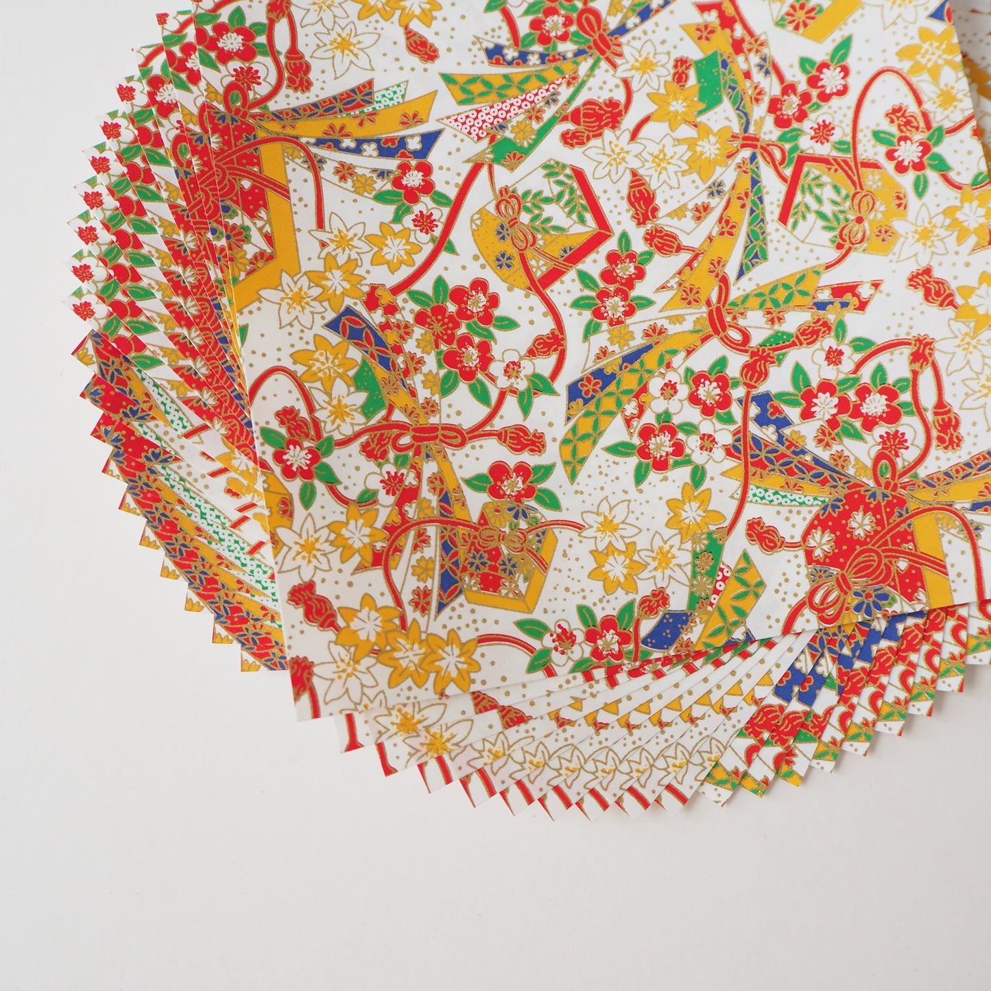 Paquete de 20 hojas de papel para origami Yuzen Washi de 14x14 cm HZ-339 - Caja con joyas y flores blancas