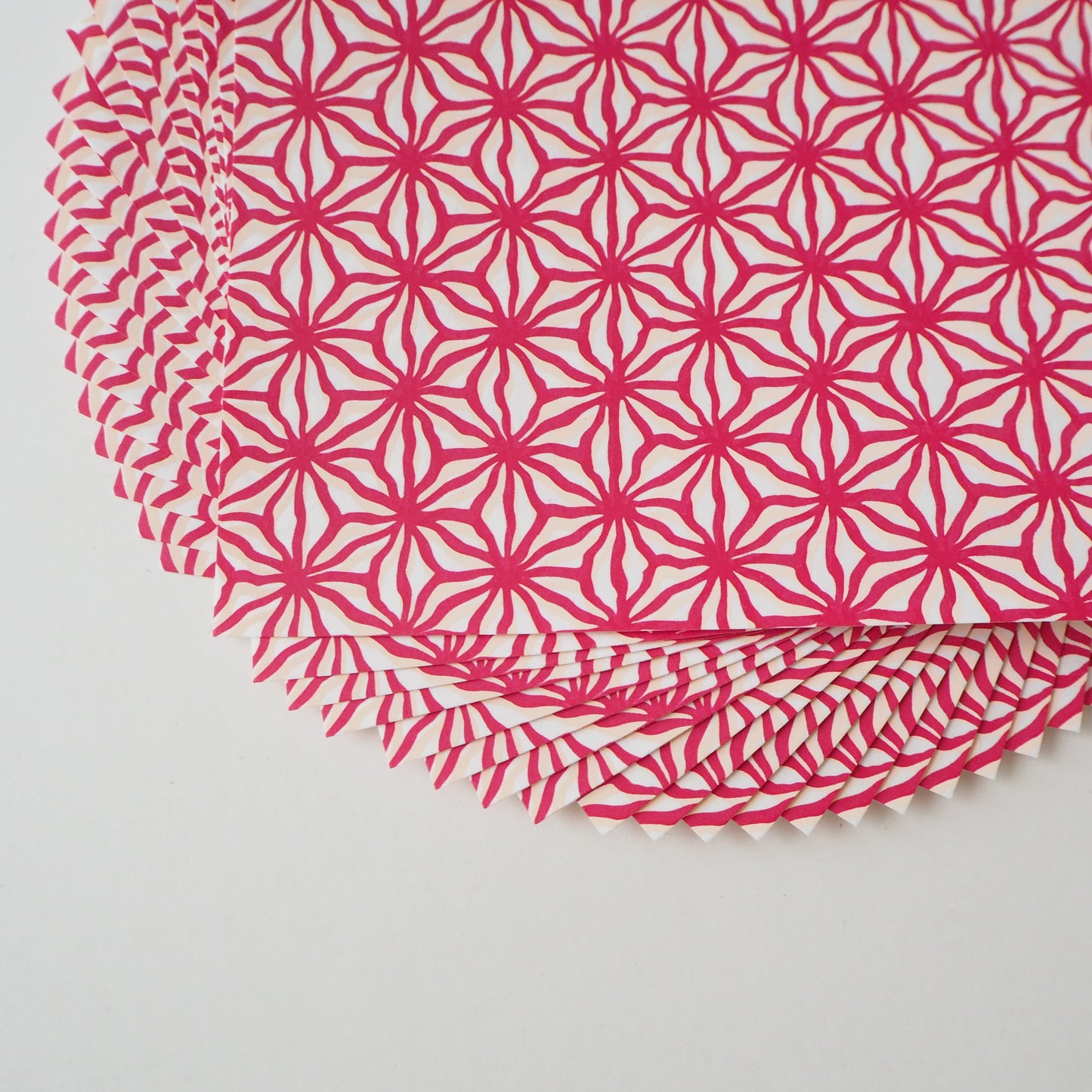 Paquet de 20 feuilles 14x14 cm Papier Origami Yuzen Washi HZ-473 - Feuille de chanvre bordeaux