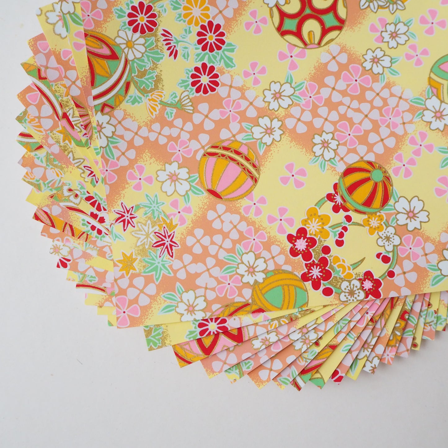 Paquete de 20 hojas de papel para origami Yuzen Washi de 14x14 cm HZ-284 - Bolas de hilo Temari y flor de cerezo amarilla