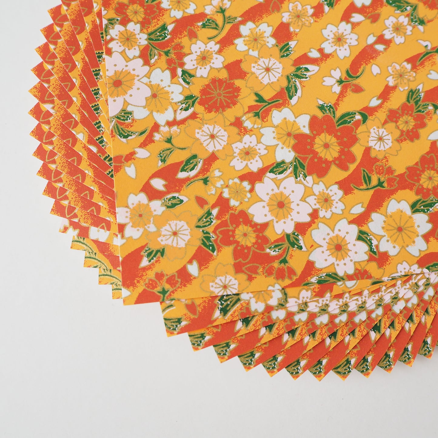 Paquete de 20 hojas de papel para origami Yuzen Washi de 14x14 cm HZ-218 - Flor de cerezo Naranja Marrón