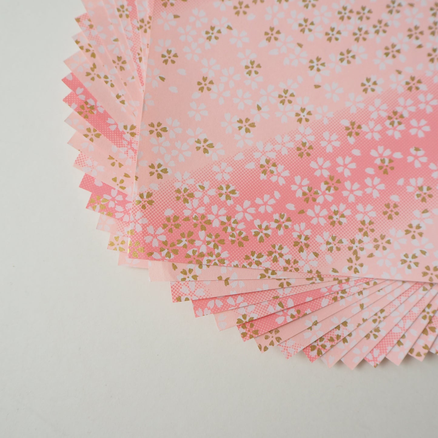Paquete de 20 hojas de papel para origami Yuzen Washi de 14x14 cm HZ-240 - Gradación rosa en flor de cerezo pequeña