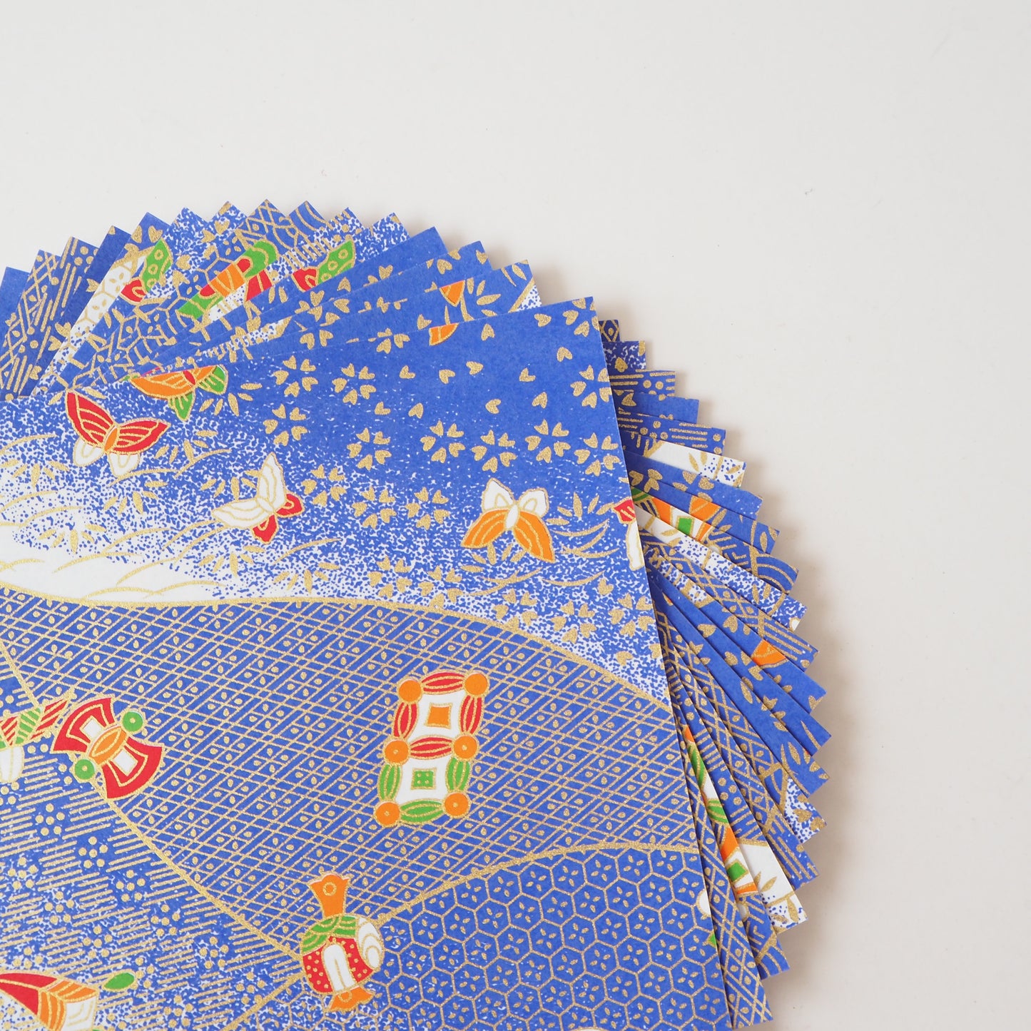 Paquete de 20 hojas de papel para origami Yuzen Washi de 14x14 cm HZ-255 - Mariposas y juguetes antiguos Azul