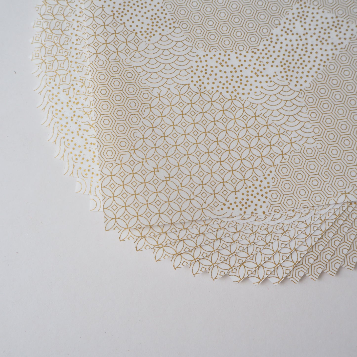 Paquete de 20 hojas de papel Yuzen Washi Origami de 14x14 cm HZ-079 - Patrones geométricos mixtos en oro blanco