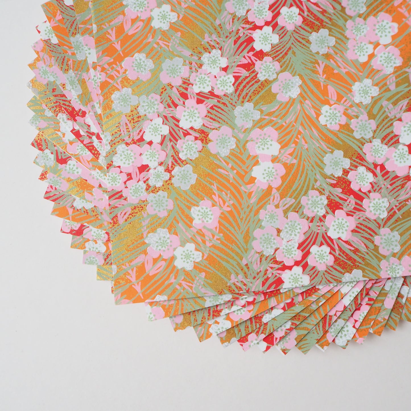 Paquete de 20 hojas de papel para origami Yuzen Washi de 14x14 cm HZ-103 - Flores de ciruelo y plumas de pavo real