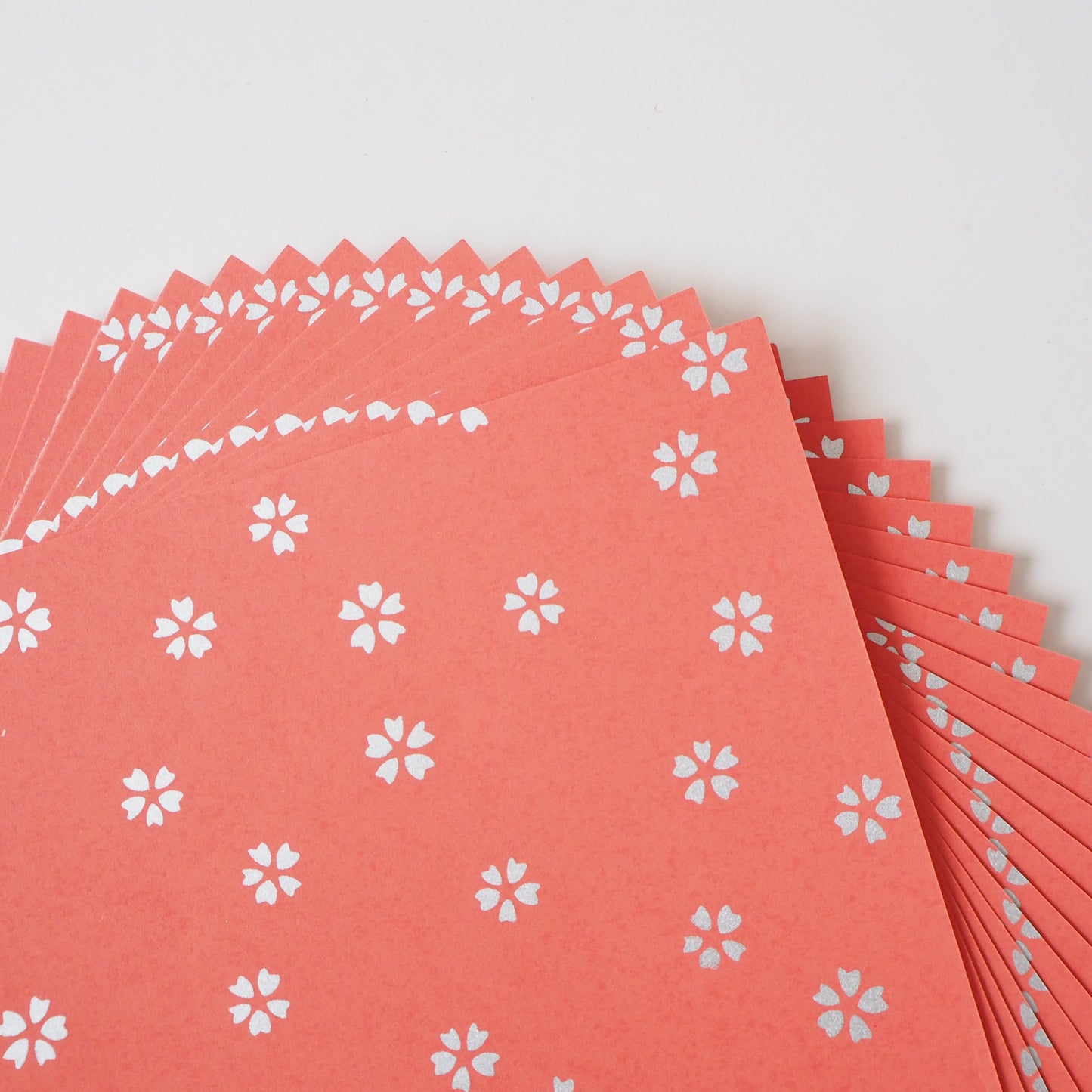 Paquete de 20 hojas de papel para origami Yuzen Washi de 14x14 cm HZ-108 - Pequeña flor de cerezo plateada, marrón y rojo