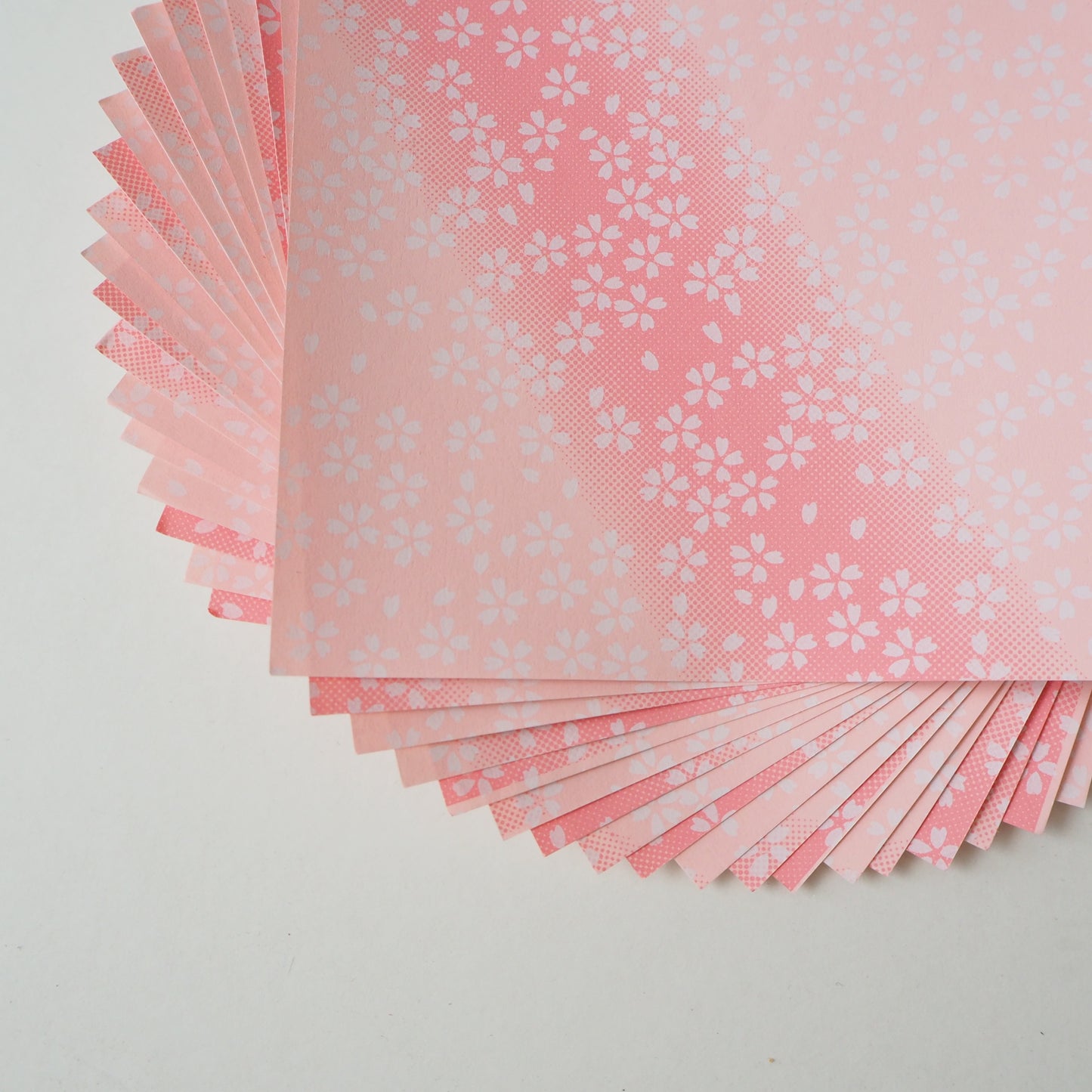 Paquete de 20 hojas de papel para origami Yuzen Washi de 14x14 cm HZ-121 - Gradación rosa en flor de cerezo pequeña
