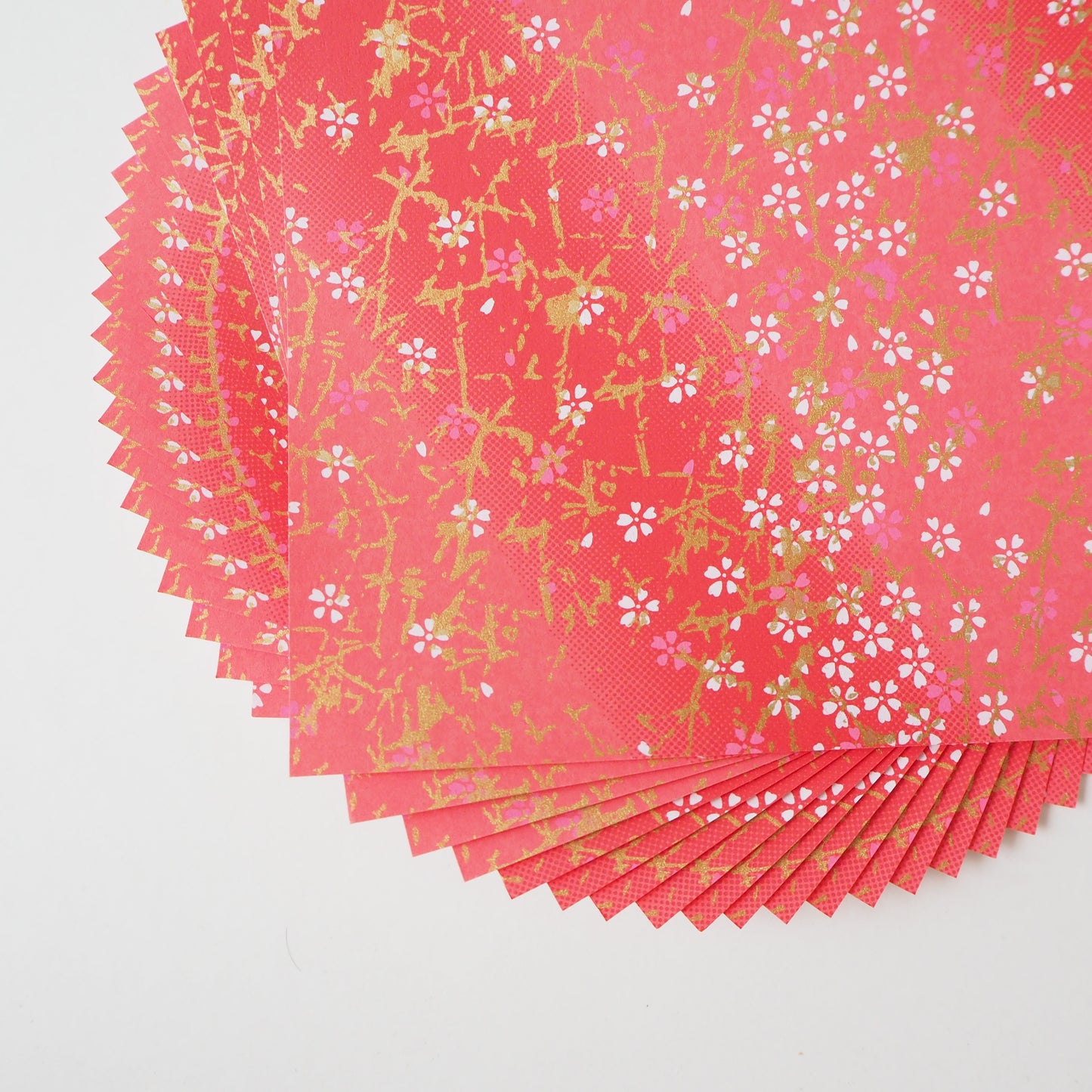 Paquete de 20 hojas de papel para origami Yuzen Washi de 14x14 cm HZ-185 - Gradación roja de flor de cerezo pequeña
