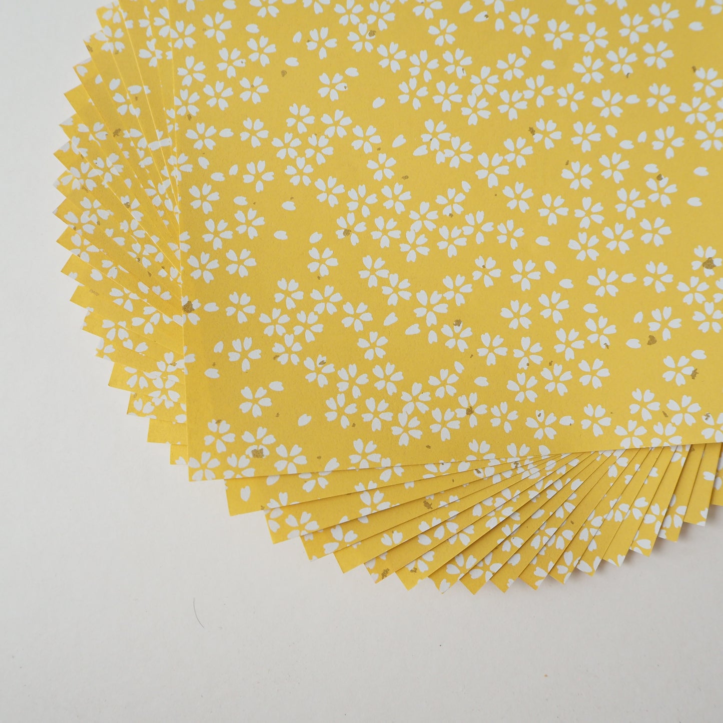 Paquete de 20 hojas de papel Yuzen Washi Origami 14x14cm HZ-187 Pequeña flor de cerezo amarilla