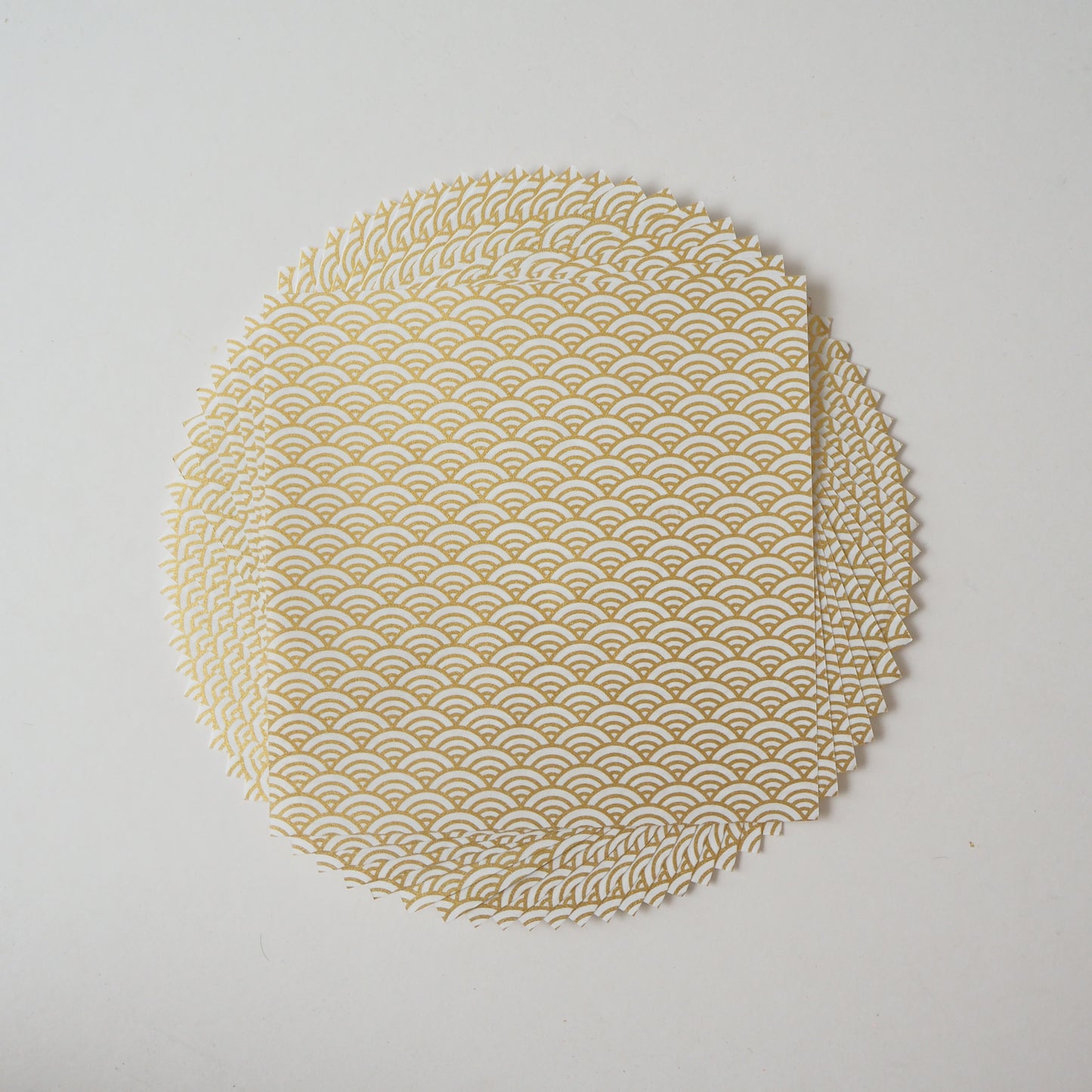 Paquete de 20 hojas de papel para origami Yuzen Washi de 14x14 cm HZ-191 - Olas marinas doradas y blancas