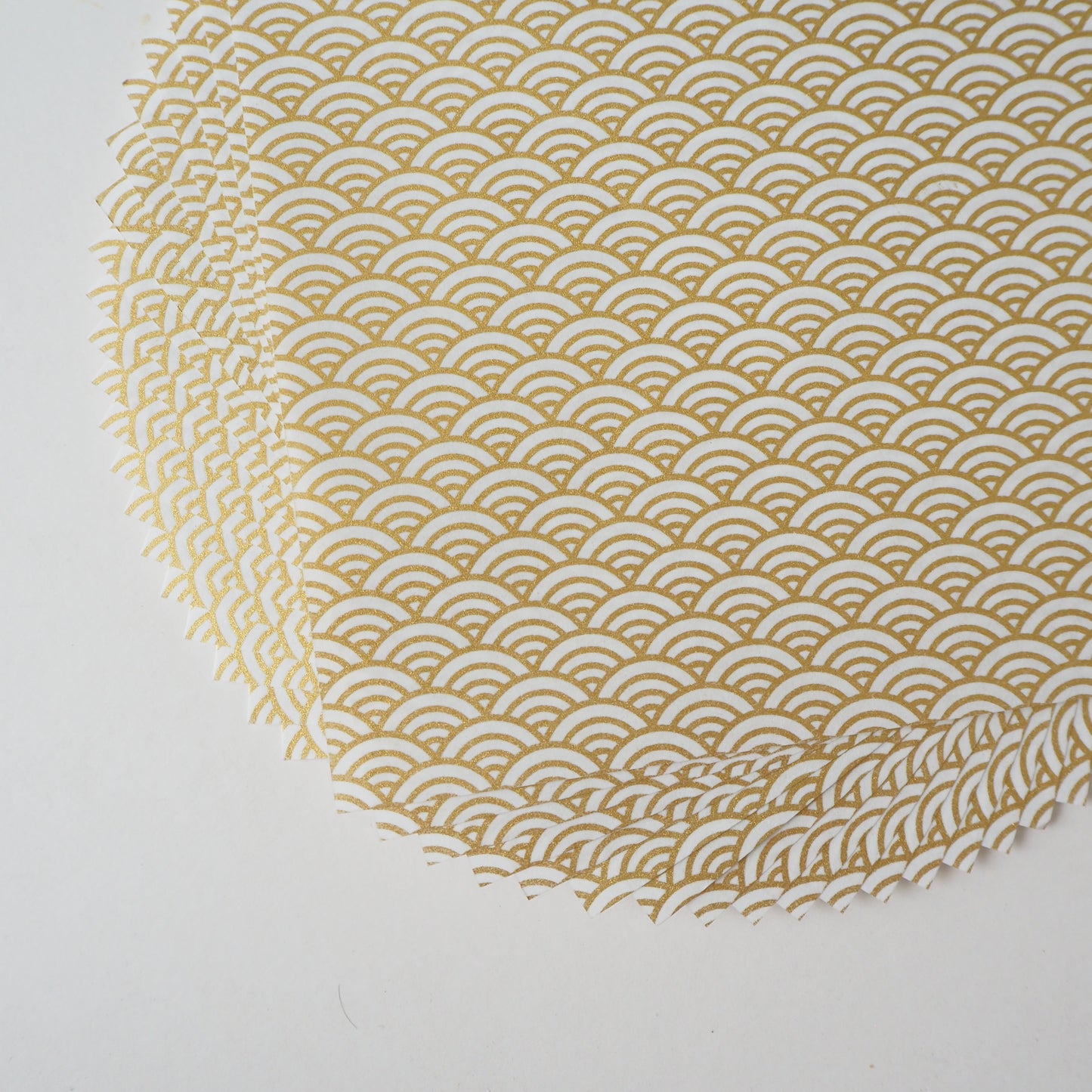 Paquete de 20 hojas de papel para origami Yuzen Washi de 14x14 cm HZ-191 - Olas marinas doradas y blancas