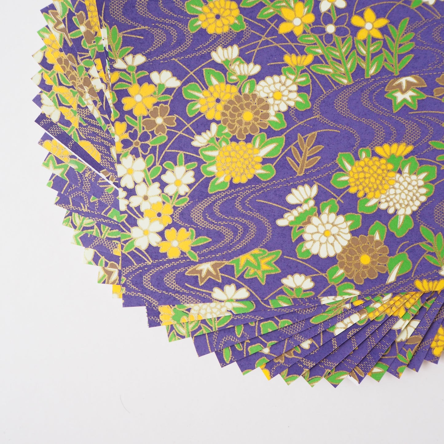 Paquete de 20 hojas de papel Yuzen Washi Origami de 14x14 cm HZ-200 - Jardín de flores de agua que fluye púrpura