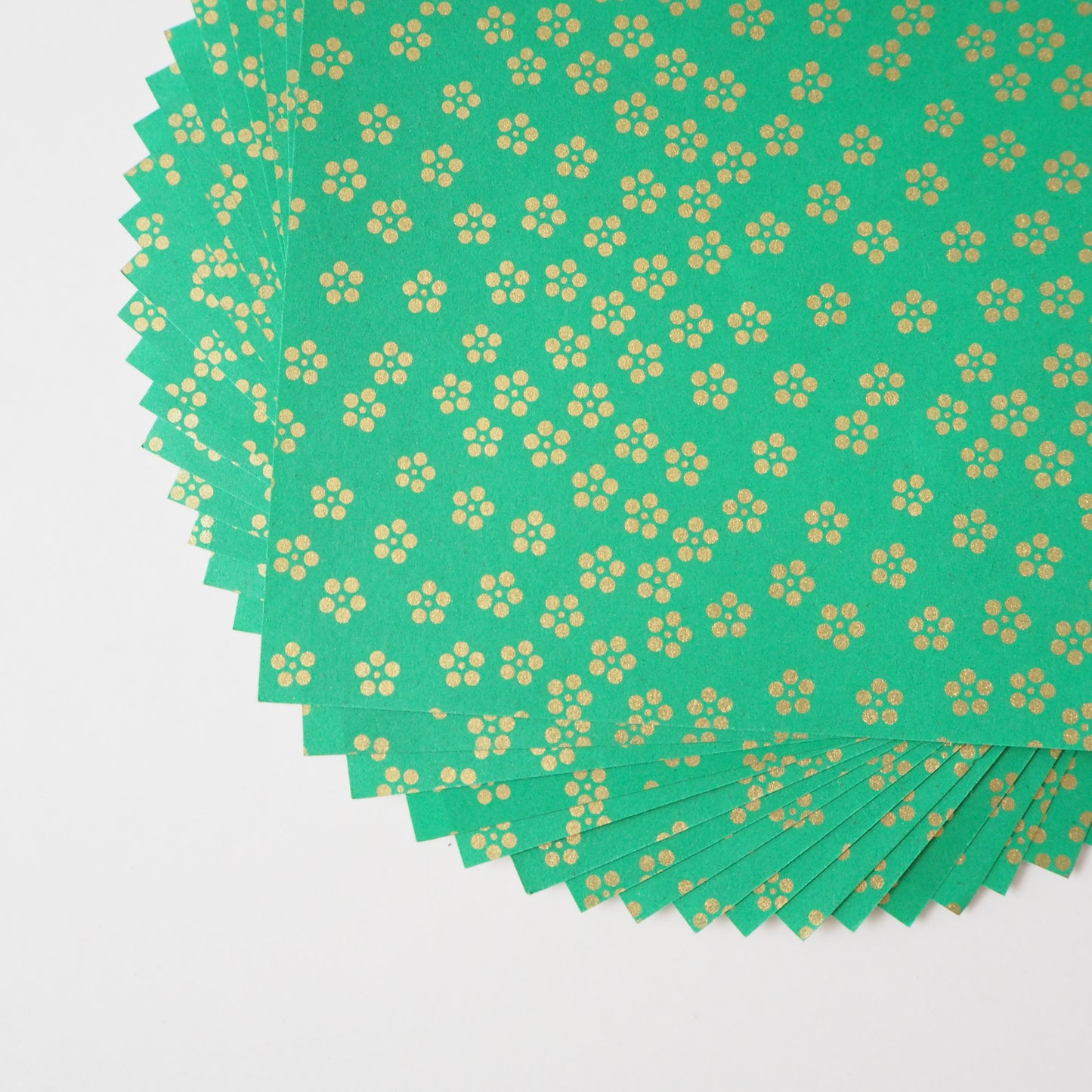 Paquete de 20 hojas de papel Yuzen Washi Origami de 14x14 cm HZ-057 - Flores de ciruela pequeñas doradas y verdes