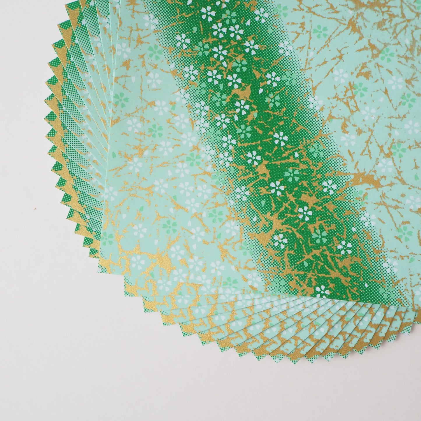 Paquete de 20 hojas de papel Yuzen Washi Origami de 14x14 cm HZ-052 - Gradación verde de flor de cerezo pequeña