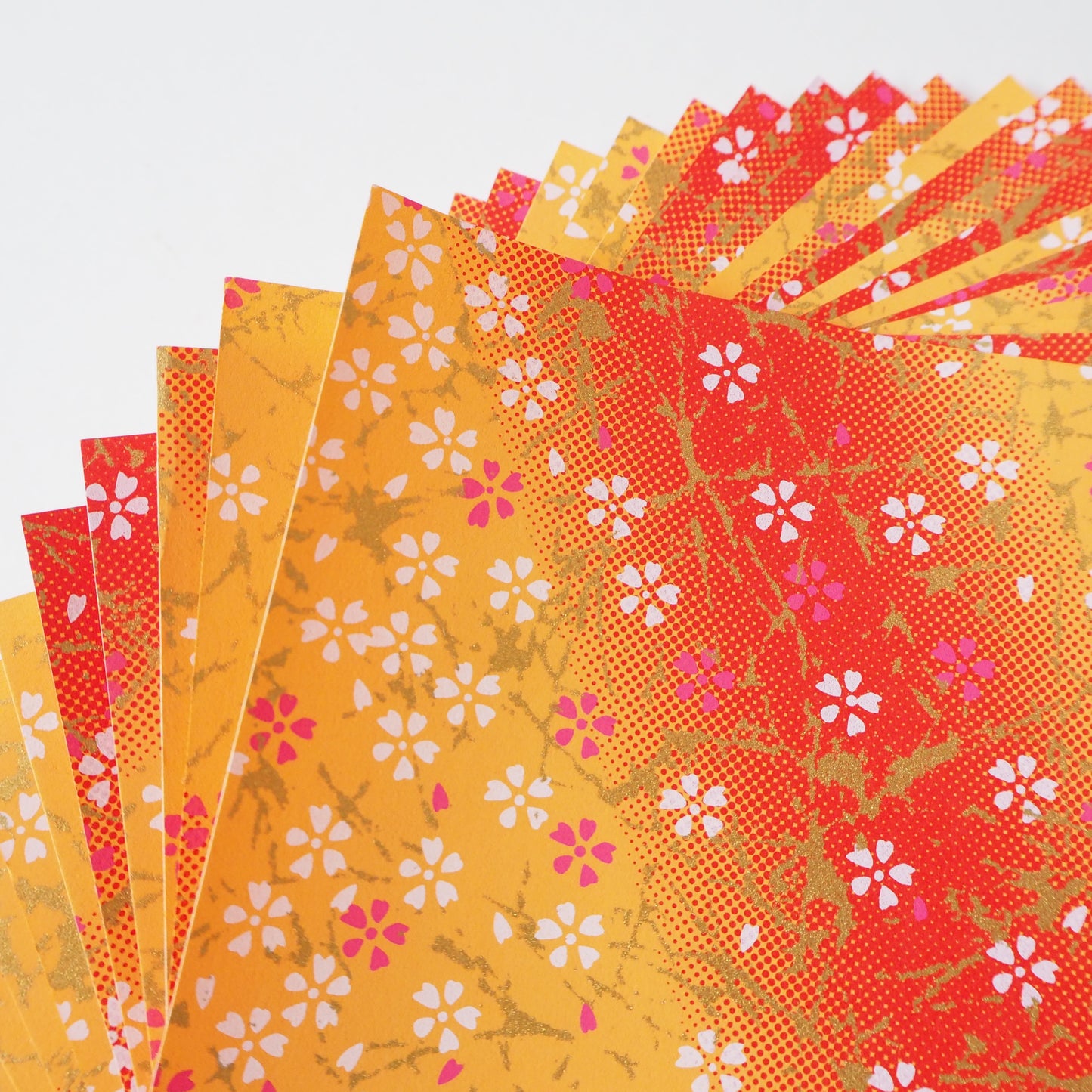 Paquete de 20 hojas de papel Yuzen Washi Origami de 14x14 cm HZ-006 - Gradación de naranja y flor de cerezo pequeña