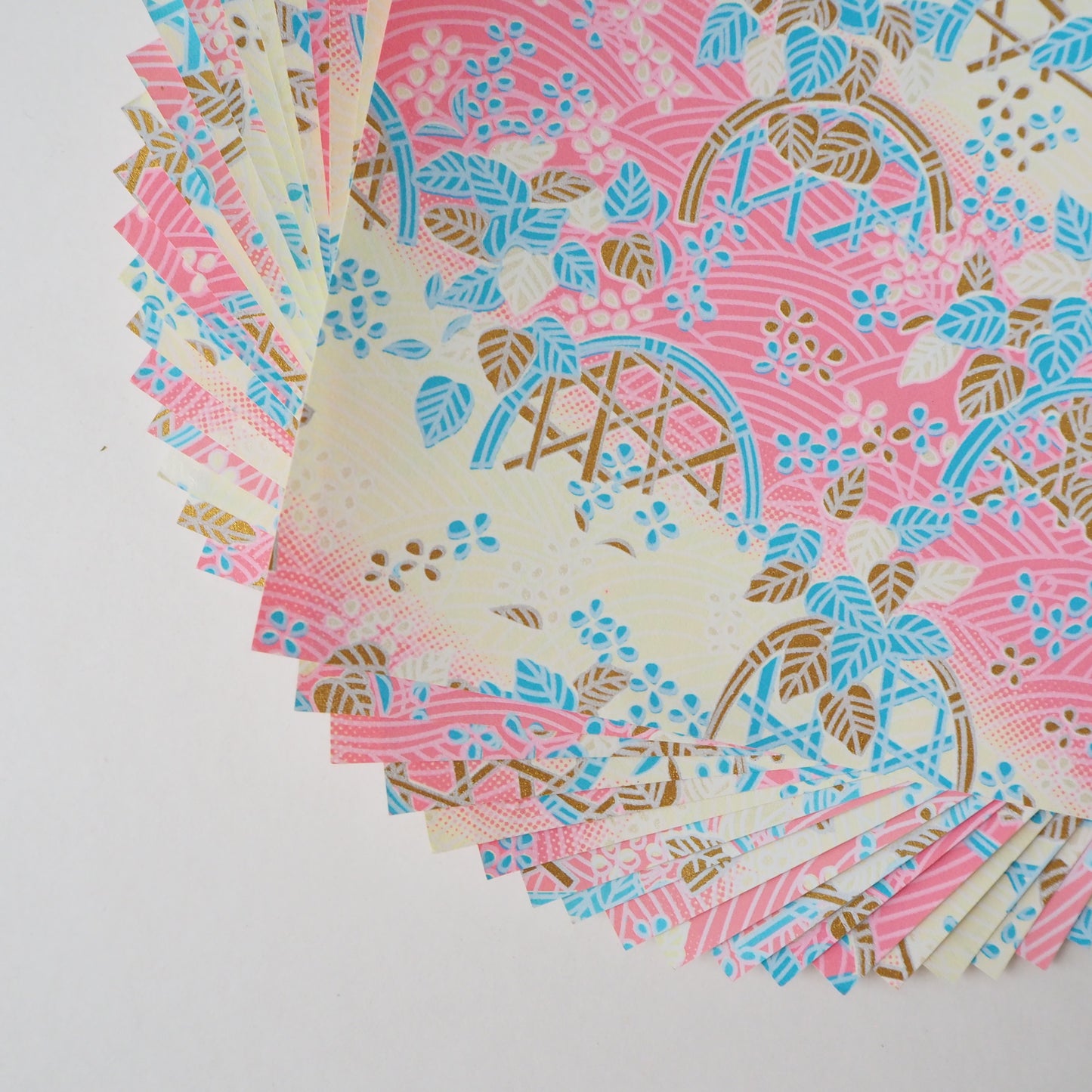 Paquete de 20 hojas de papel Yuzen Washi Origami de 14x14 cm HZ-003 - Cesta de flores color crema rosa
