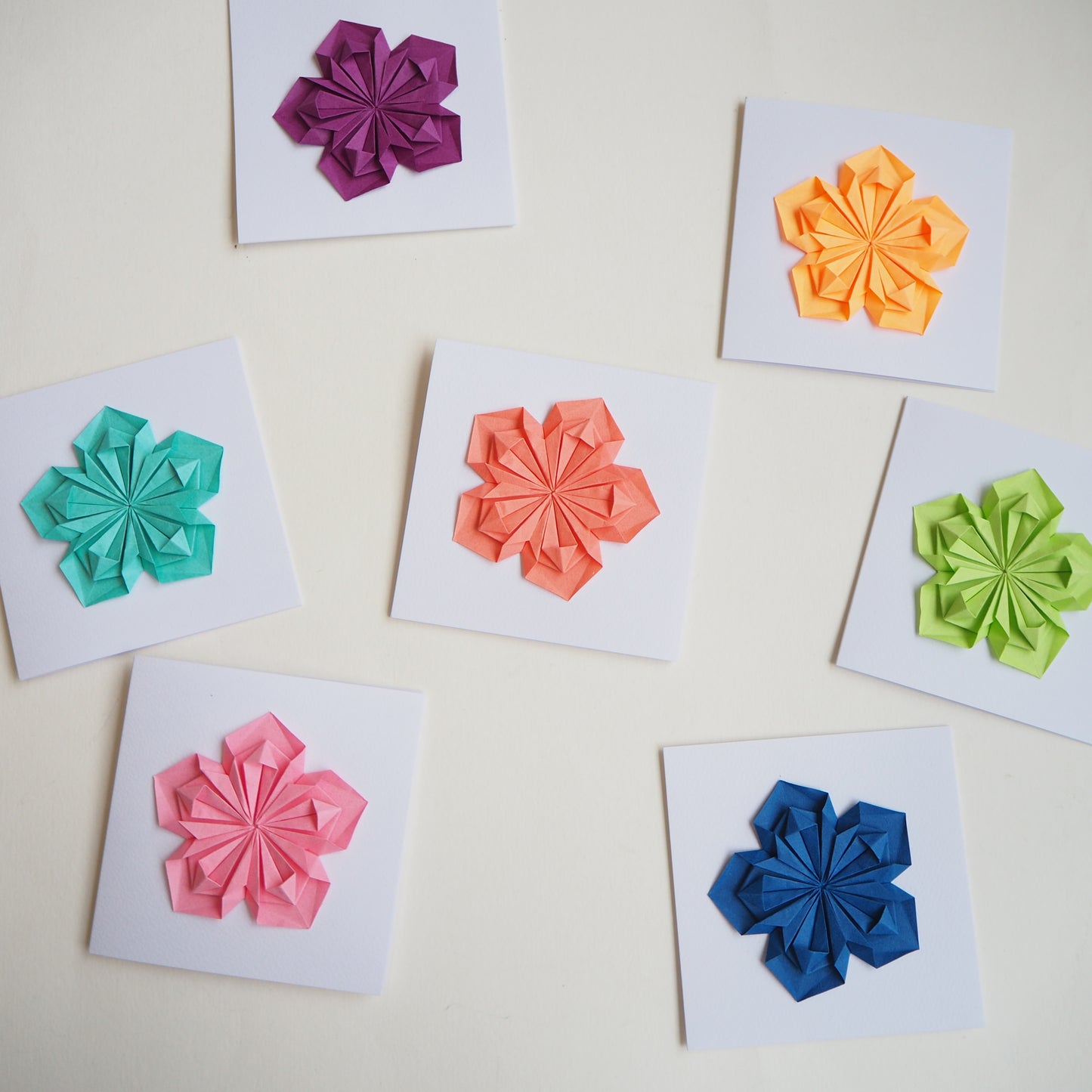 Carte de vœux de fleur d’origami faite à la main