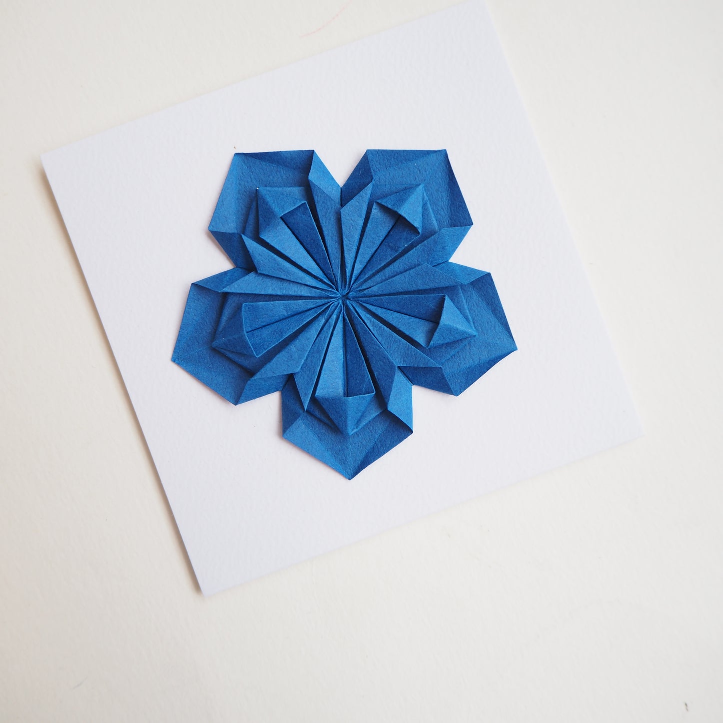 Carte de vœux de fleur d’origami faite à la main
