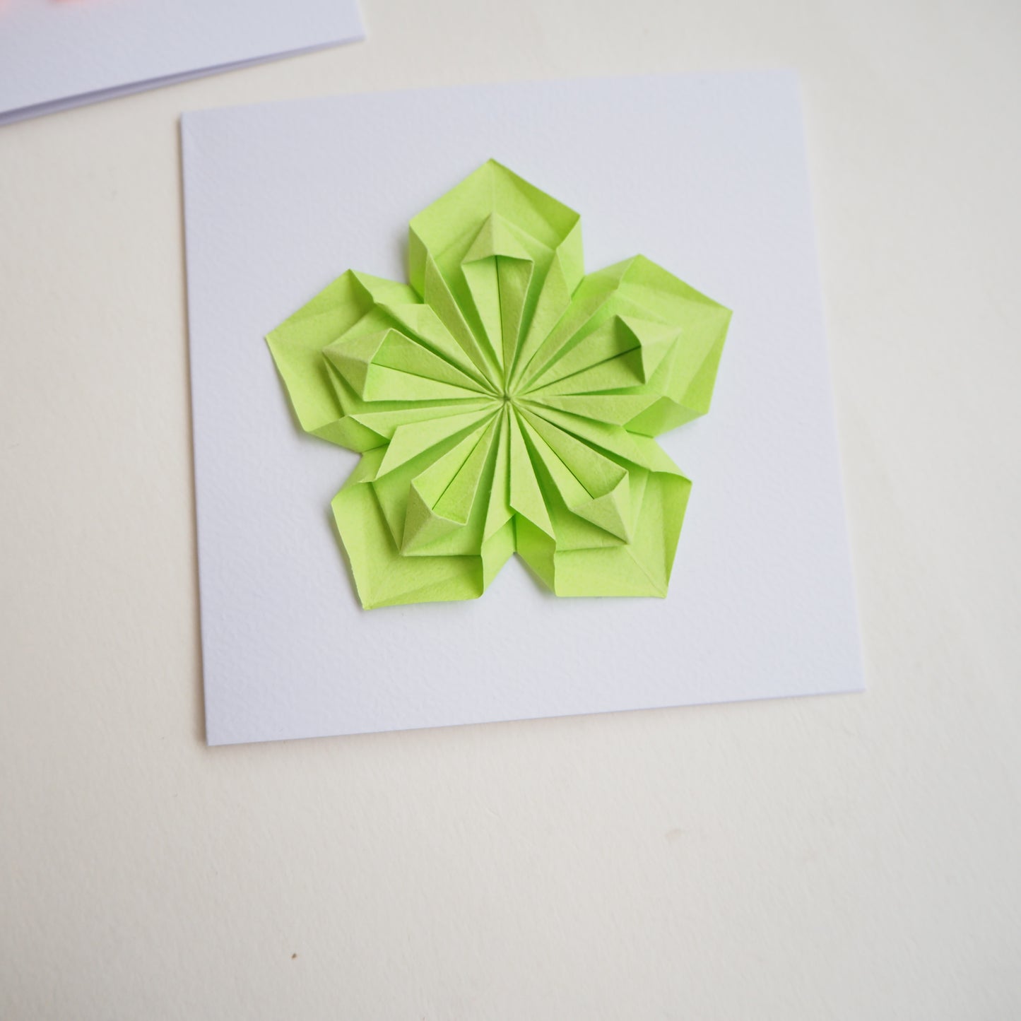 Carte de vœux de fleur d’origami faite à la main