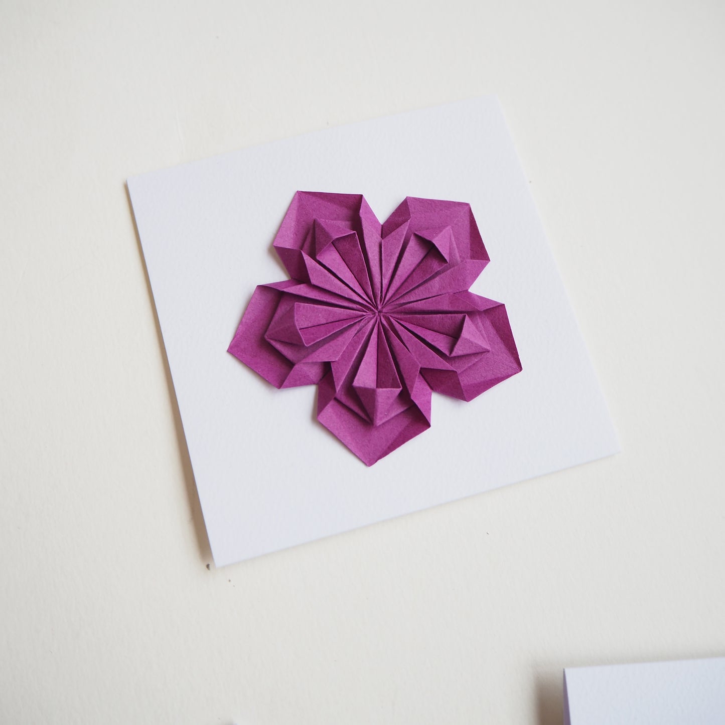 Carte de vœux de fleur d’origami faite à la main
