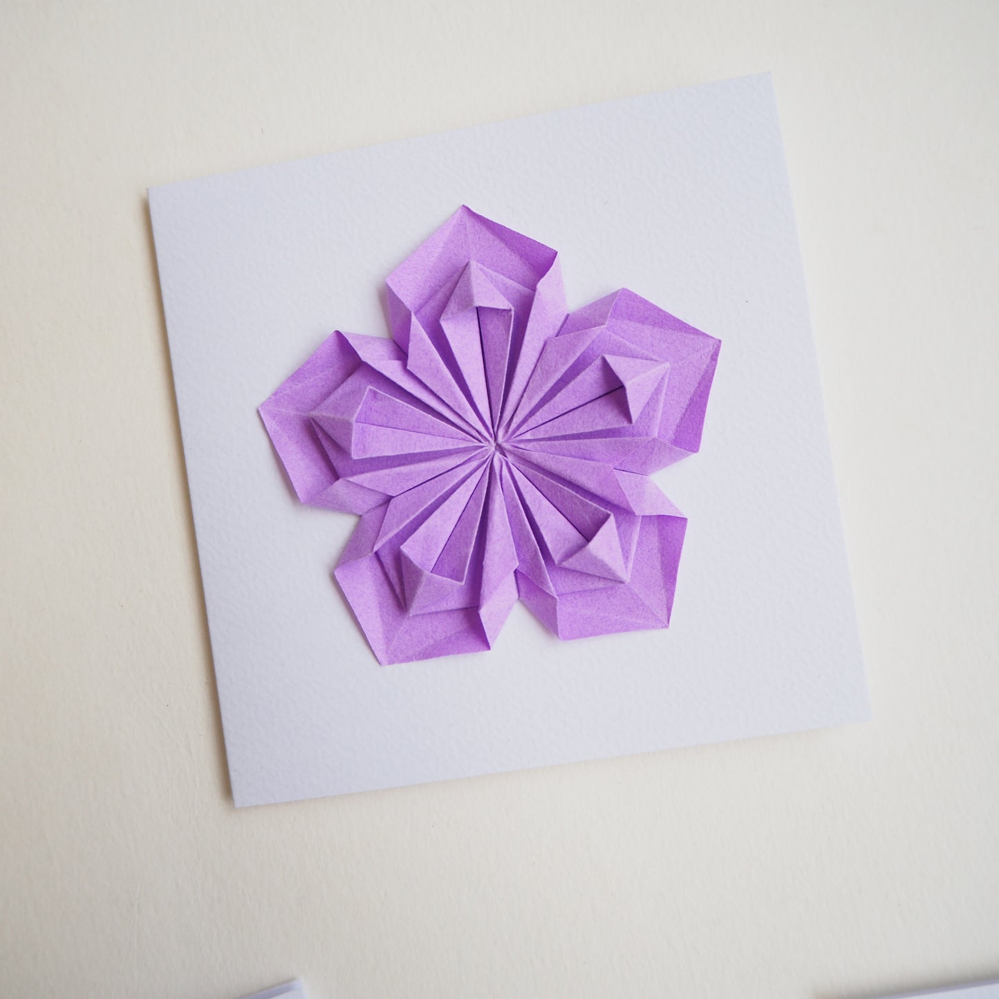 Carte de vœux de fleur d’origami faite à la main