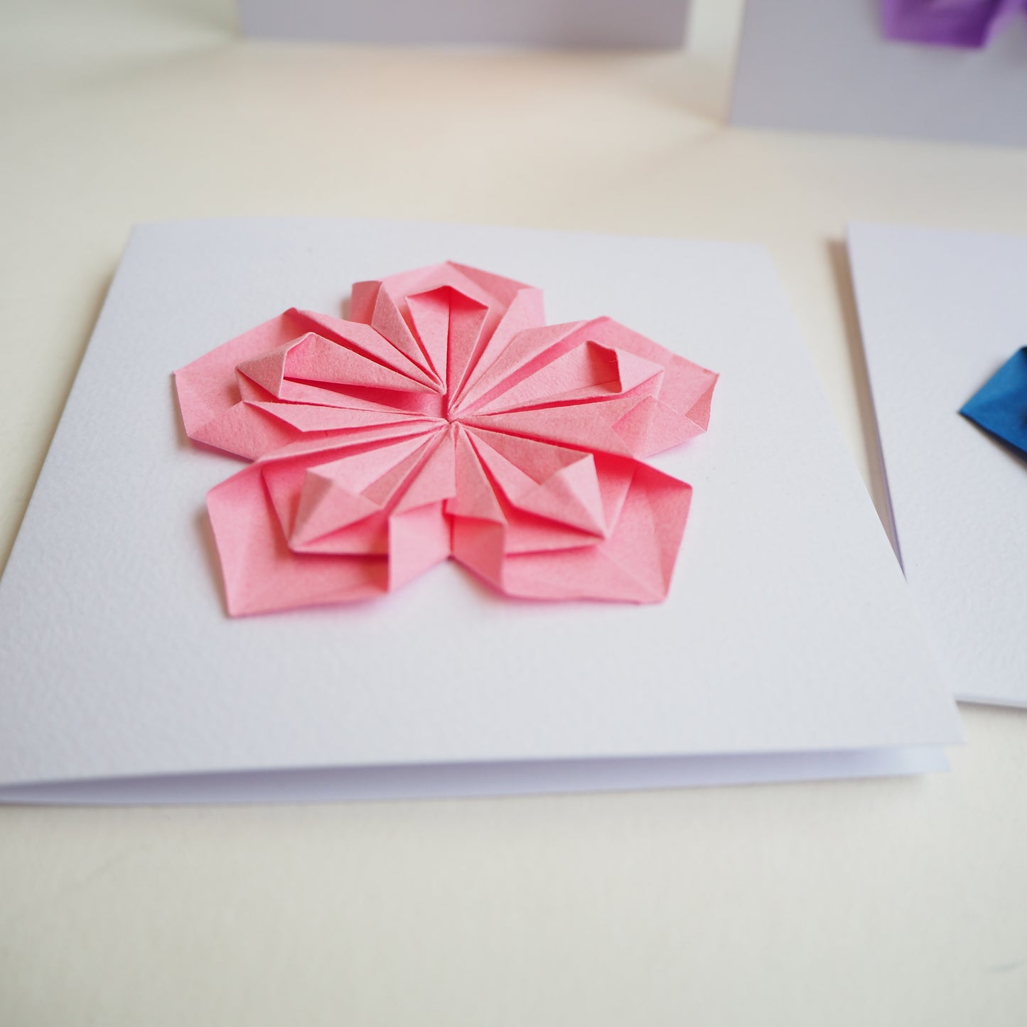 Carte de vœux de fleur d’origami faite à la main