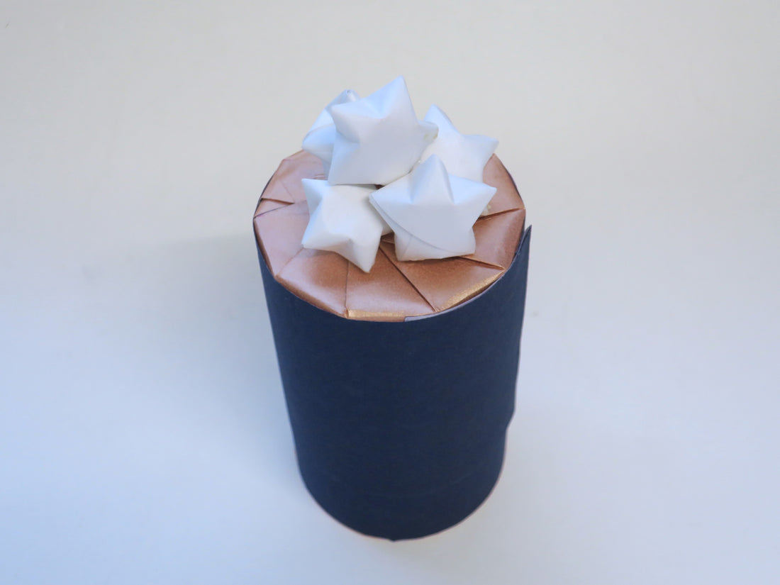 CHRISTMAS GIFT WRAPPING - DAY 15 - WRAPPING A CYLINDRICAL GIFT