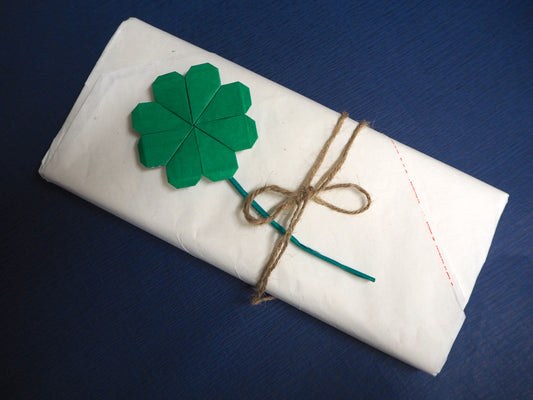 CHRISTMAS GIFT WRAPPING - DAY 11 - ORIGAMI CLOVER DECORATION