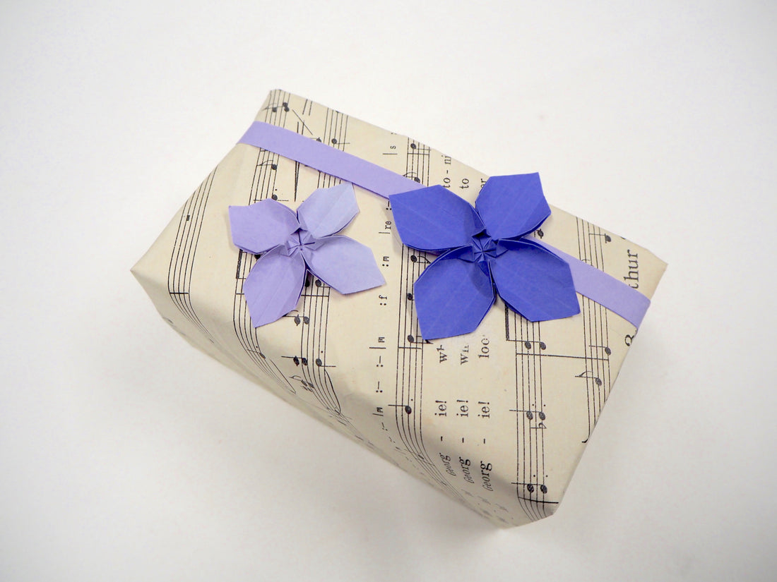 CHRISTMAS GIFT WRAPPING - DAY 12 - ORIGAMI SQUARE FLOWER DECORATION
