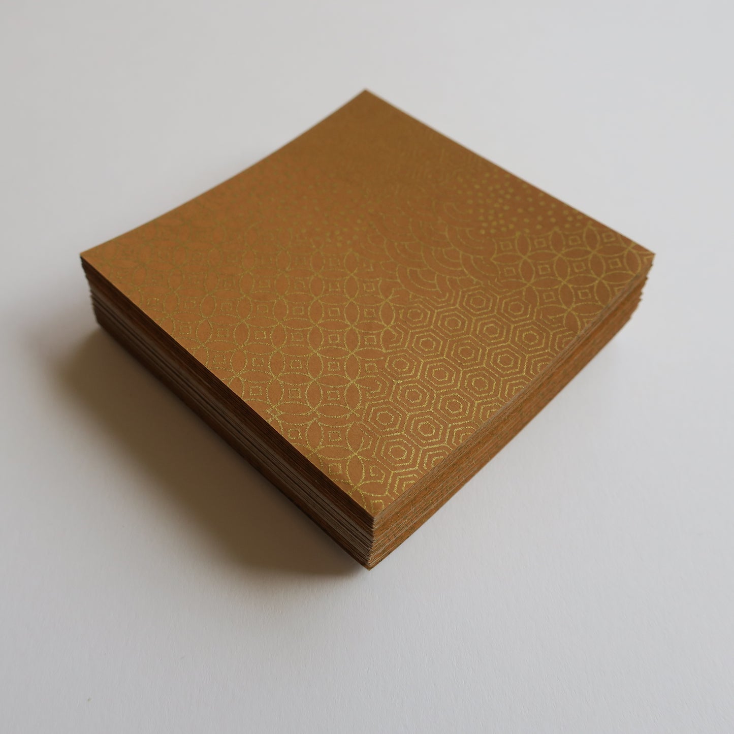Paquete de 100 hojas de papel Yuzen Washi Origami de 7x7 cm HZ-494 - Patrones geométricos mixtos dorados soplados