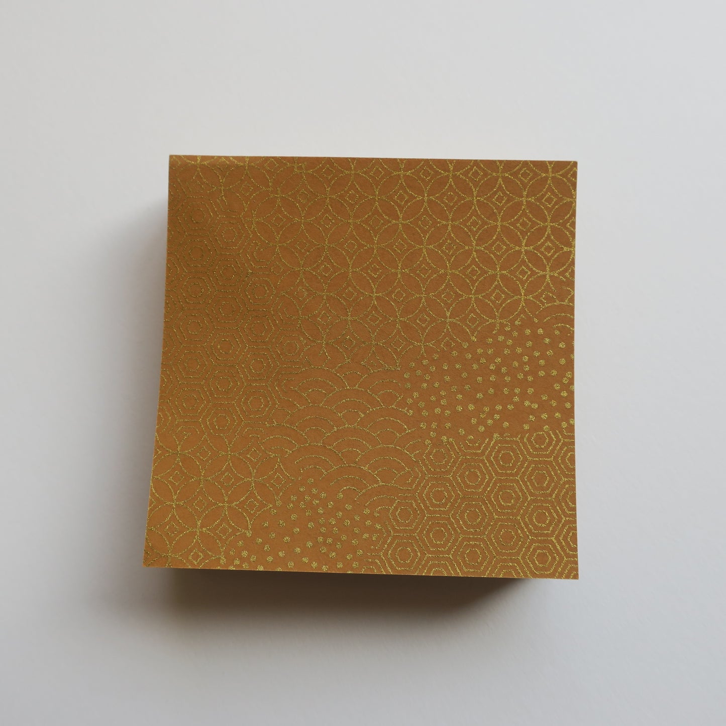 Paquete de 100 hojas de papel Yuzen Washi Origami de 7x7 cm HZ-494 - Patrones geométricos mixtos dorados soplados