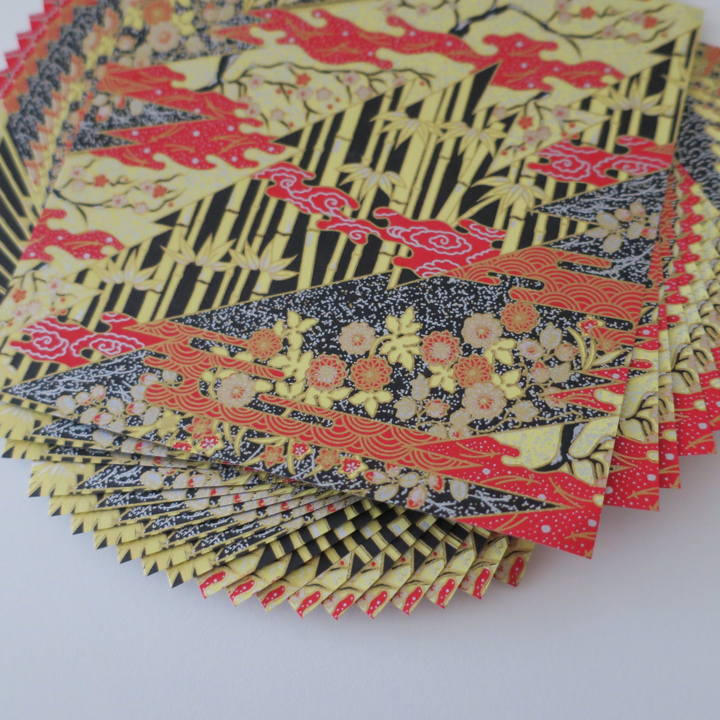 Paquet de 20 feuilles de papier origami Yuzen Washi 14x14 cm HZ-051 - Damier doré (S)
