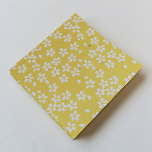 Paquet de 100 feuilles de papier origami Yuzen Washi 7x7 cm HZ-187 - Petite fleur de cerisier jaune avec taches de rousseur dorées