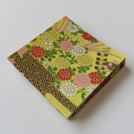 Paquet de 100 feuilles de papier origami Yuzen Washi 7x7 cm HZ-206 - Jardin de chrysanthèmes