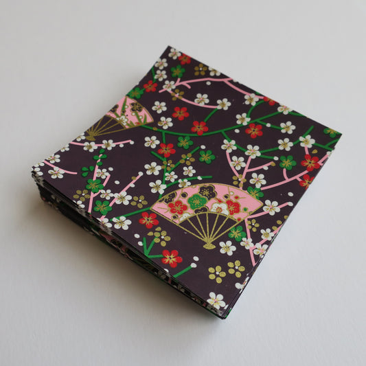 Paquet de 100 feuilles de papier origami Yuzen Washi 7x7 cm HZ-405 - Petites fleurs et éventails de prunier violet