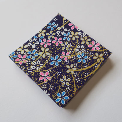 Paquet de 100 feuilles de papier origami Yuzen Washi 7x7 cm HZ-468 - Fleurs de cerisier et herbes bleu rose