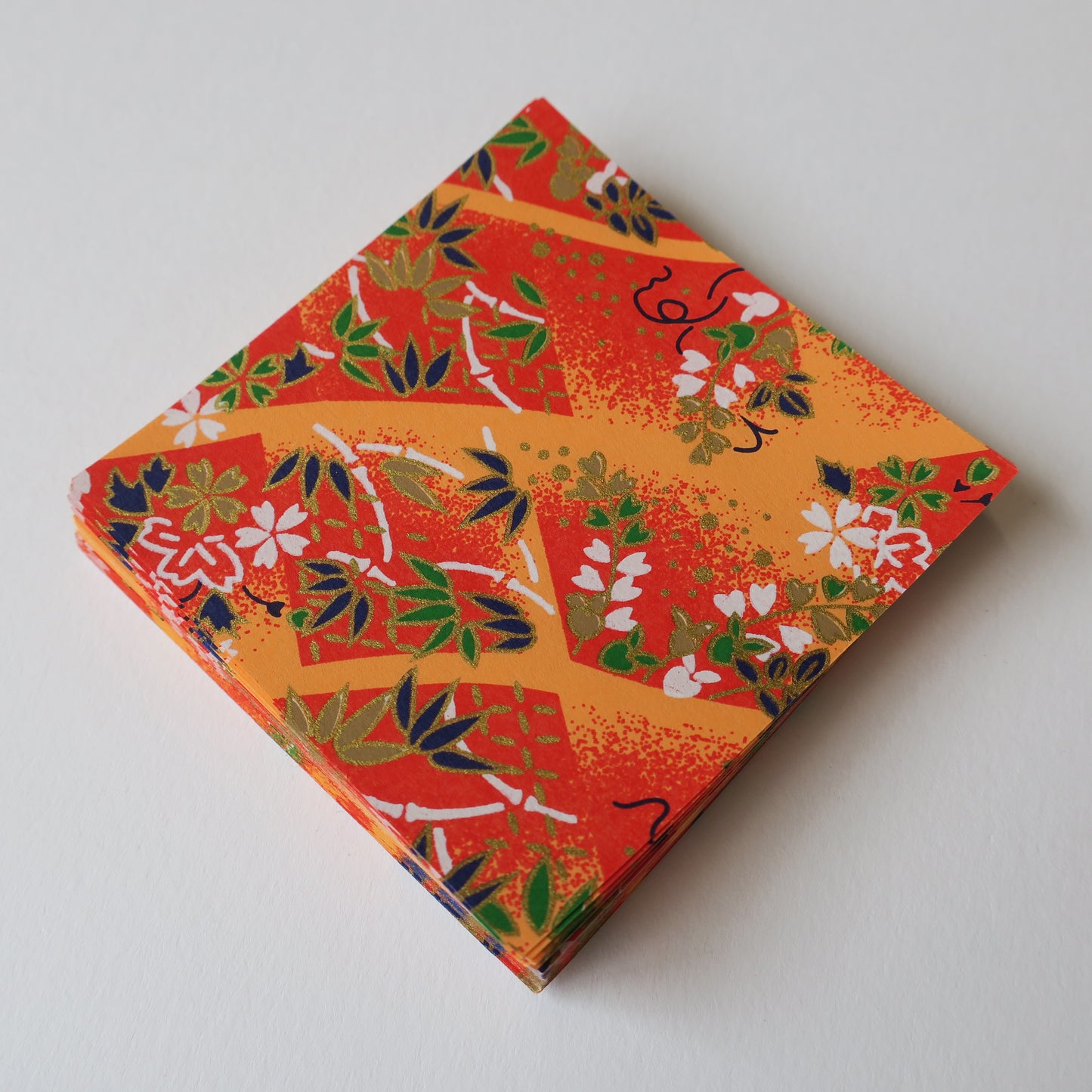 Paquet de 100 feuilles de papier origami Yuzen Washi 7x7 cm HZ-476 - Fleur de cerisier et chaîne de poids Orange