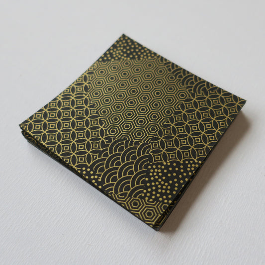Paquet de 100 feuilles de papier origami Yuzen Washi 7x7 cm HZ-496 - Motifs géométriques mixtes or noir