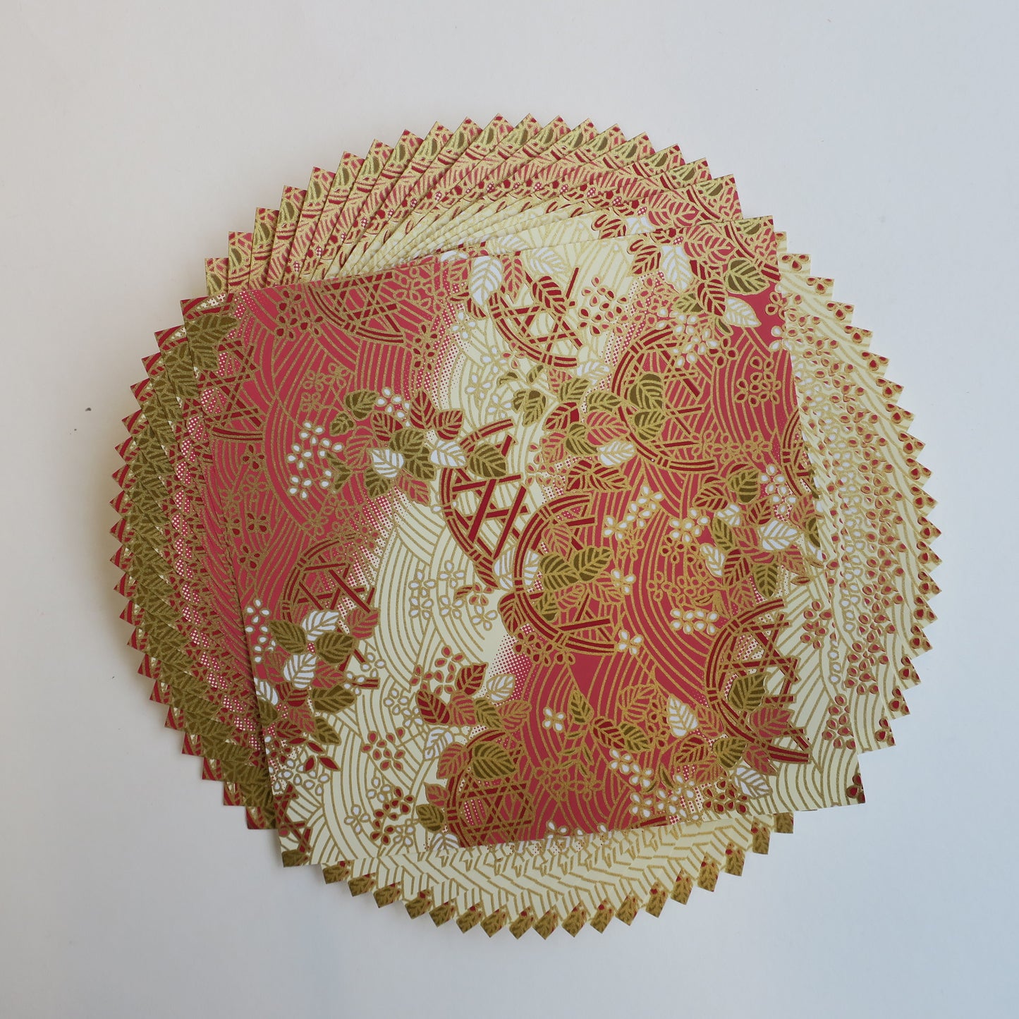 Paquet de 20 feuilles 14x14 cm Papier Origami Yuzen Washi HZ-049 - Panier de fleurs rouge crème
