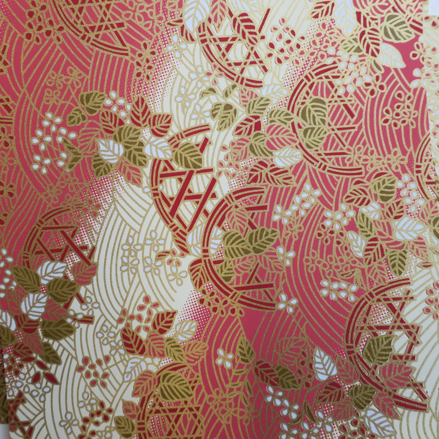 Paquet de 20 feuilles 14x14 cm Papier Origami Yuzen Washi HZ-049 - Panier de fleurs rouge crème