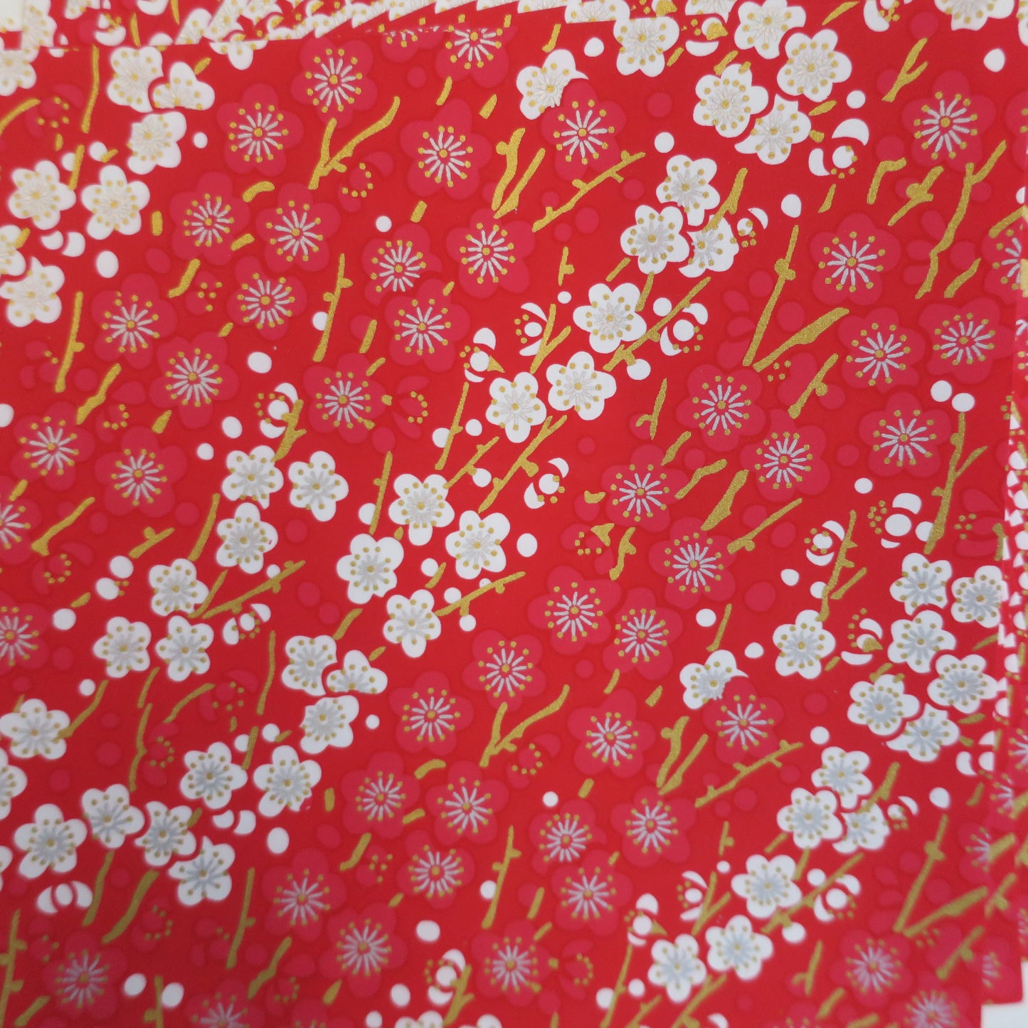 Paquet de 20 feuilles de papier origami Yuzen Washi 14x14 cm HZ-400 - Vague de fleurs rouges