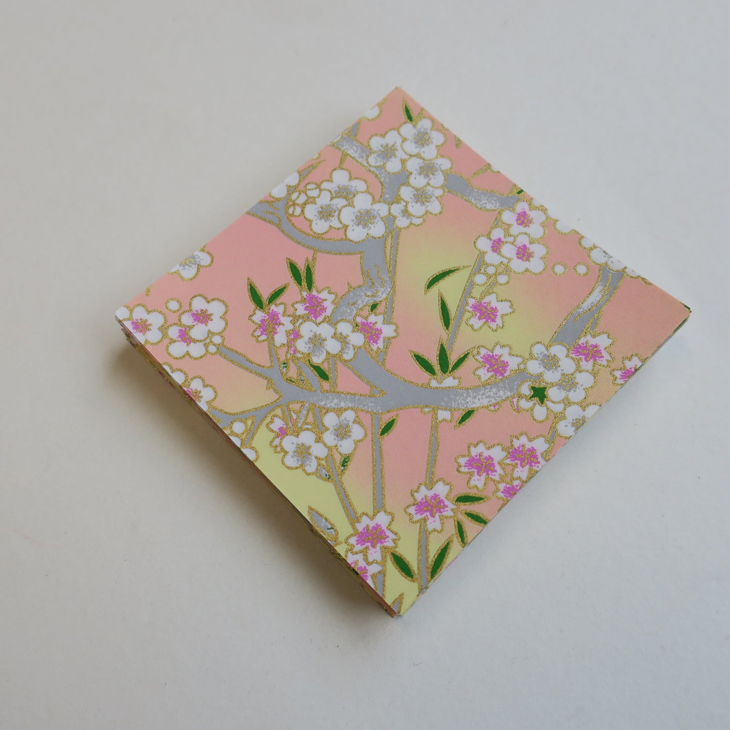 Paquete de 100 hojas de papel Yuzen Washi Origami HZ-420 de 7x7 cm - Flor de cerezo primaveral y bambú
