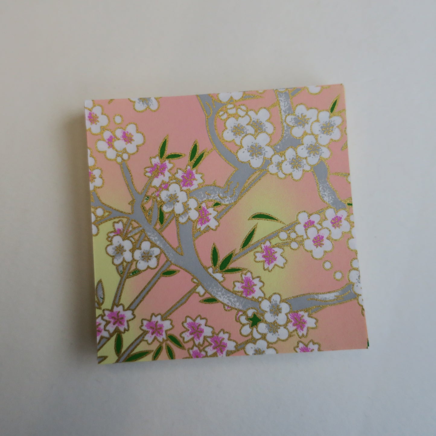 Paquete de 100 hojas de papel Yuzen Washi Origami HZ-420 de 7x7 cm - Flor de cerezo primaveral y bambú