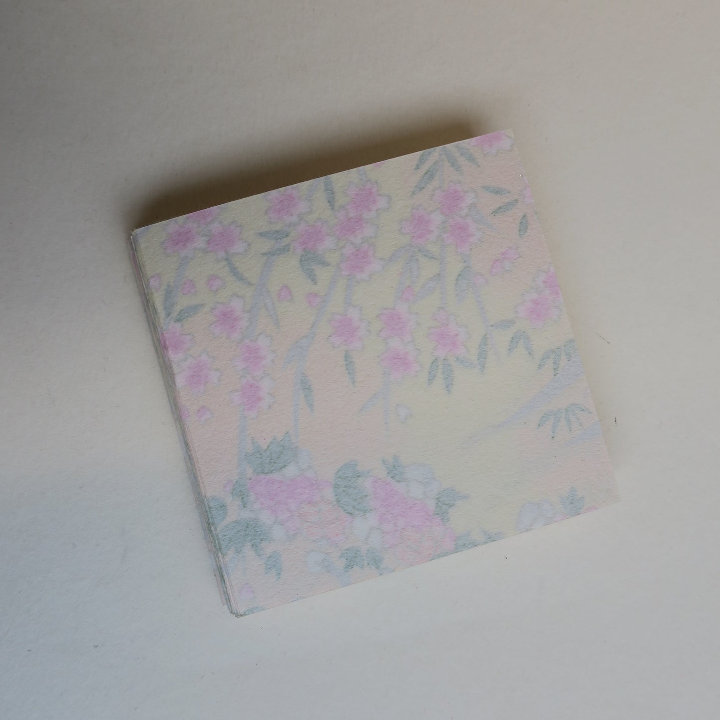Paquete de 100 hojas de papel Yuzen Washi Origami HZ-420 de 7x7 cm - Flor de cerezo primaveral y bambú