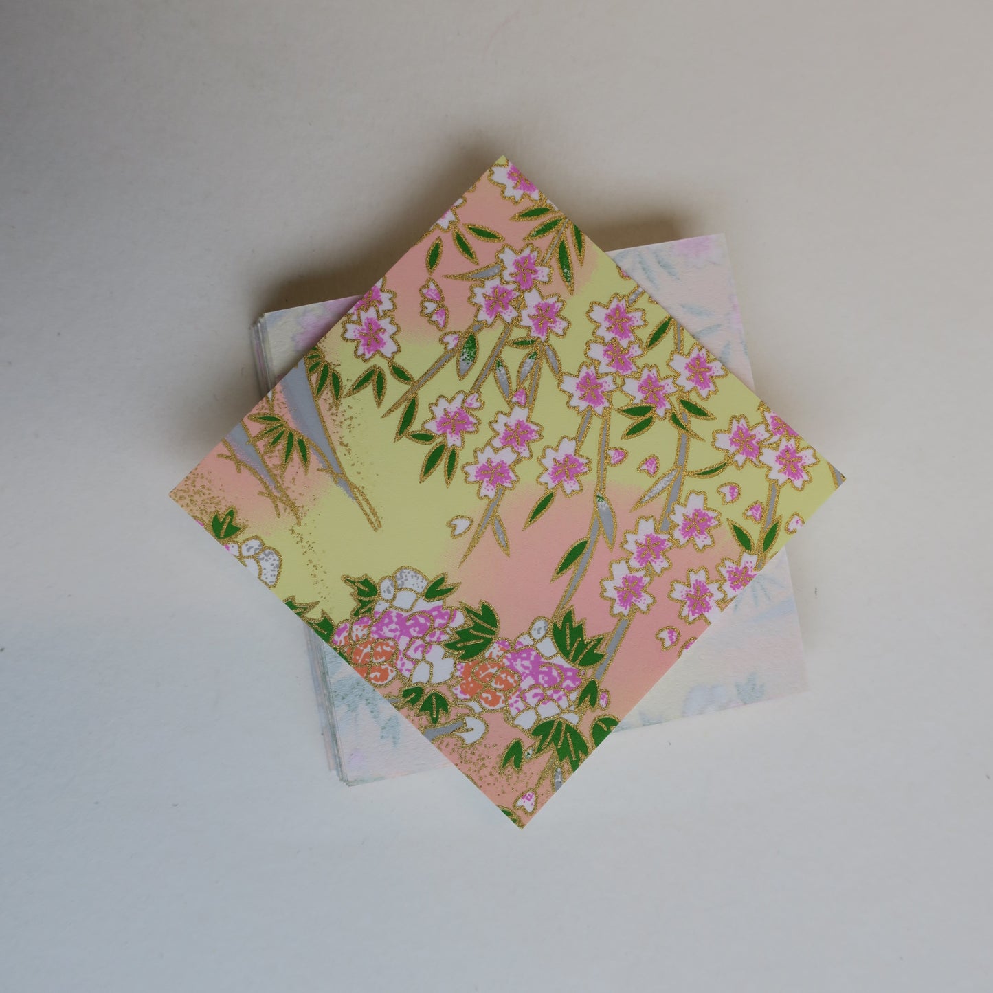 Paquete de 100 hojas de papel Yuzen Washi Origami HZ-420 de 7x7 cm - Flor de cerezo primaveral y bambú