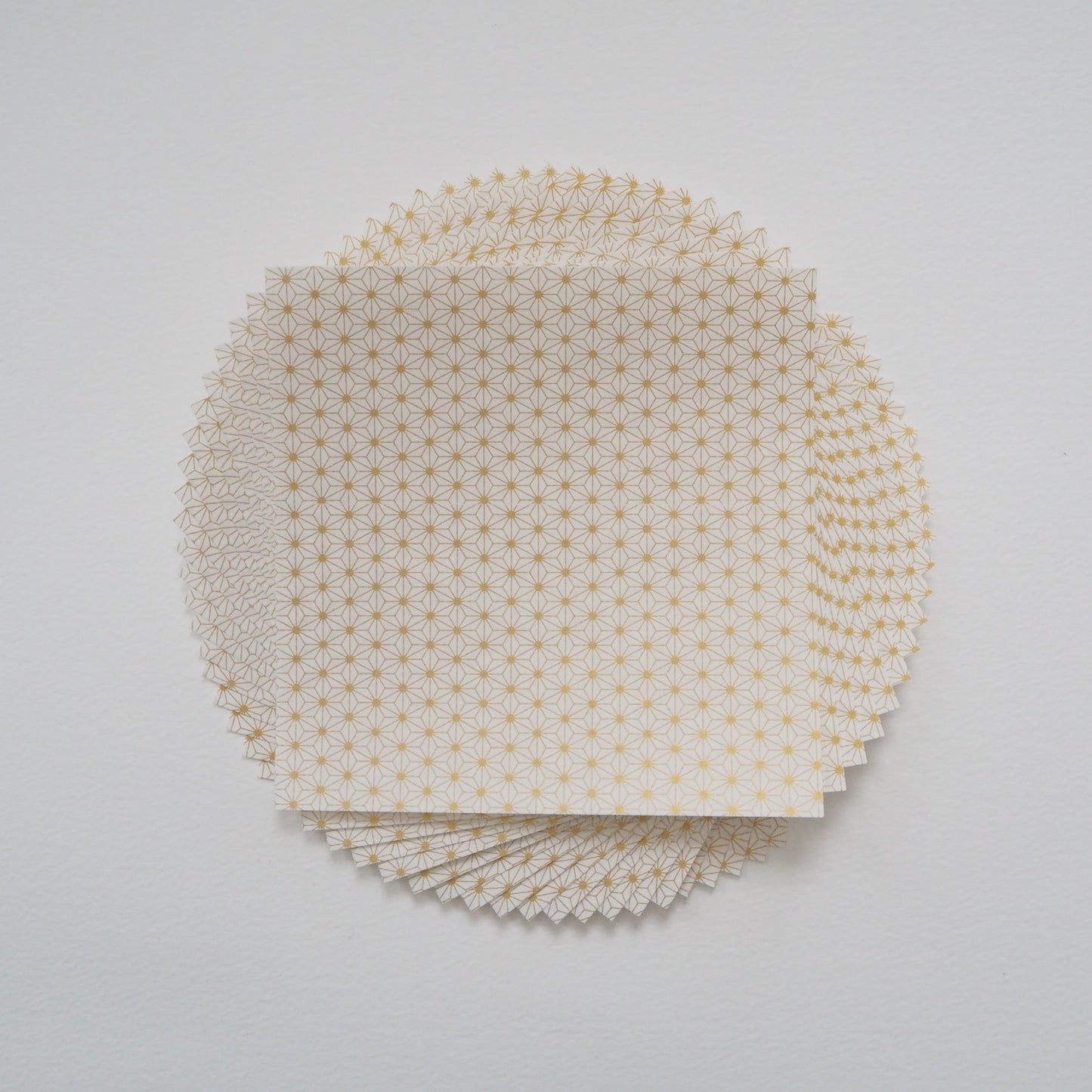 Paquete de 20 hojas de papel Yuzen Washi Origami de 14x14 cm HZ-298 - Hoja de cáñamo dorada (S)