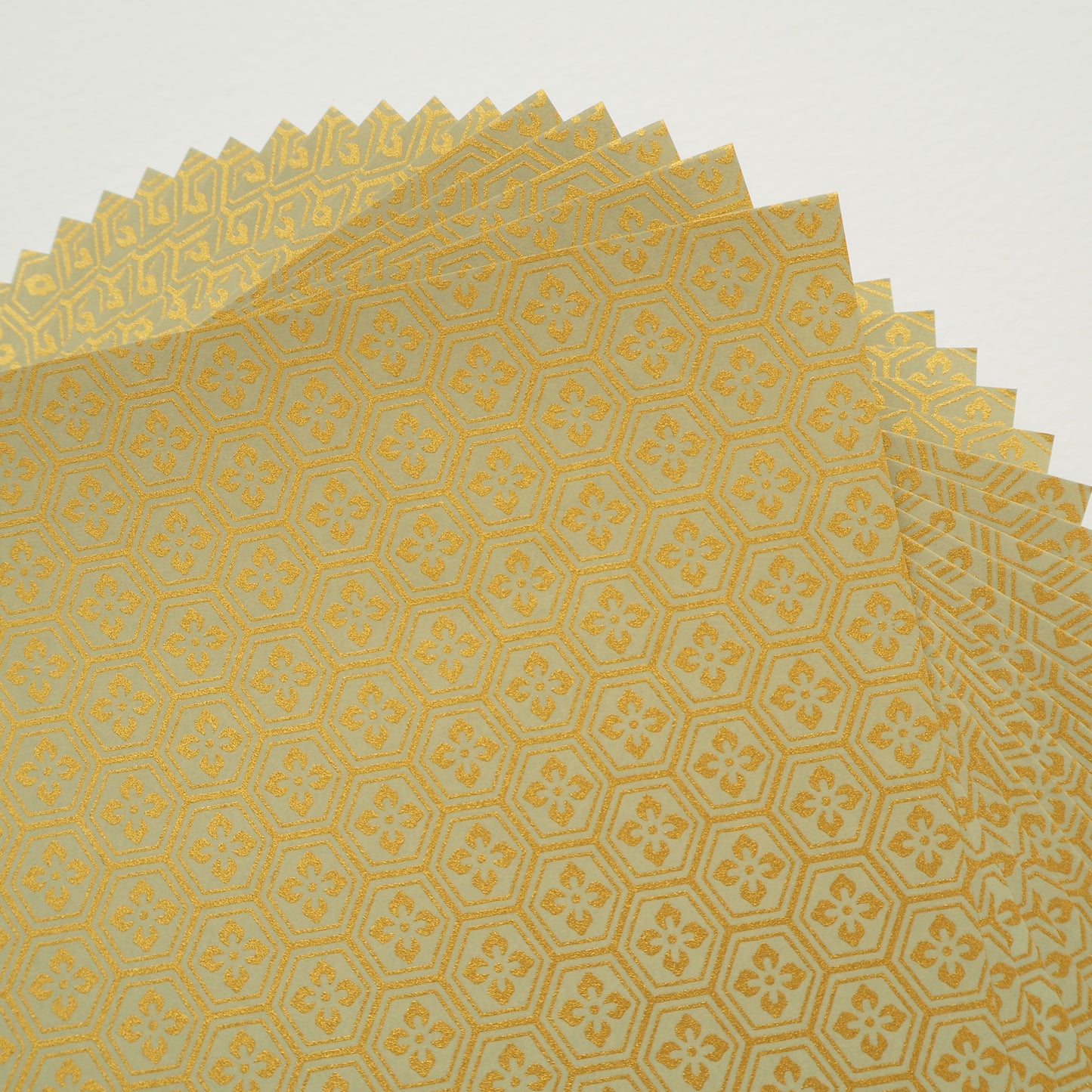 Paquet de 20 feuilles 14x14 cm Papier Origami Yuzen Washi HZ-350 - Fleur de diamant écaille de tortue or vert cendré