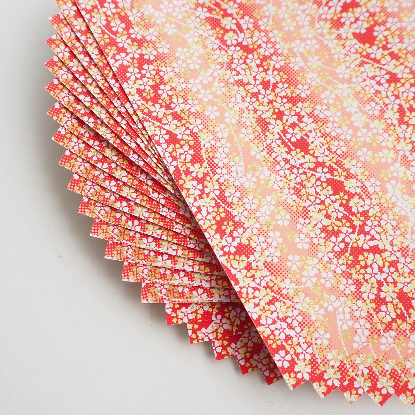 Paquet de 20 feuilles de papier origami Yuzen Washi 14x14cm HZ-155 - Petit dégradé rouge fleur de cerisier