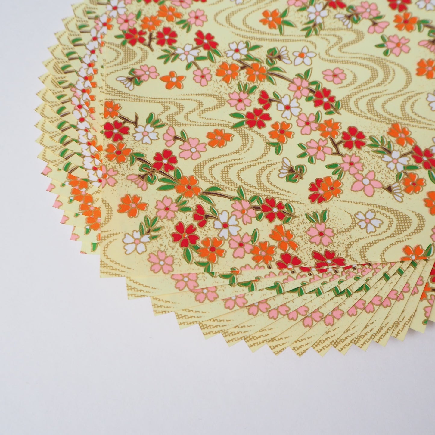 Paquet de 20 feuilles de papier origami Yuzen Washi 14x14 cm HZ-456 - Fleur de cerisier et eau qui coule jaune