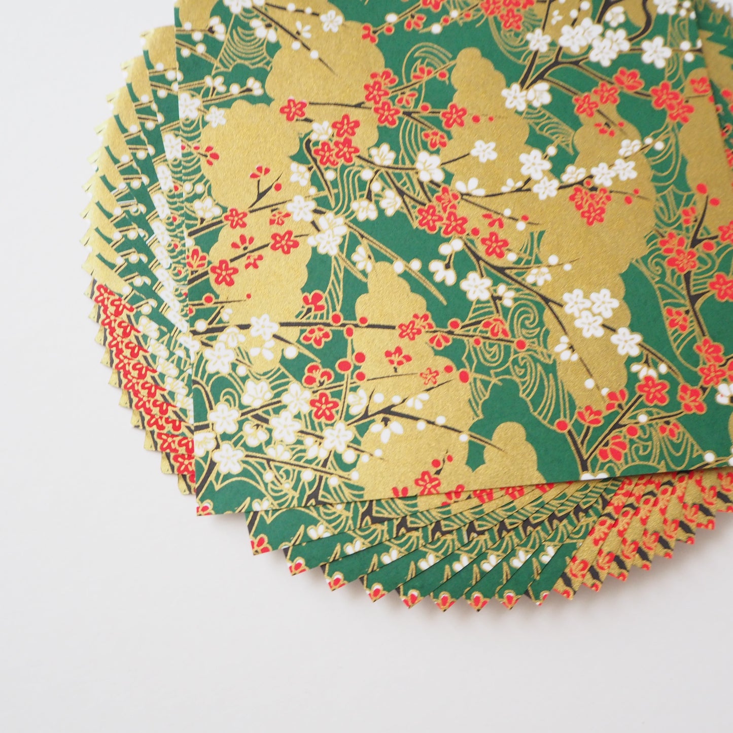 Paquete de 20 hojas de papel para origami Yuzen Washi de 14x14 cm HZ-493 - Flor de ciruelo y agua corriente, verde oscuro