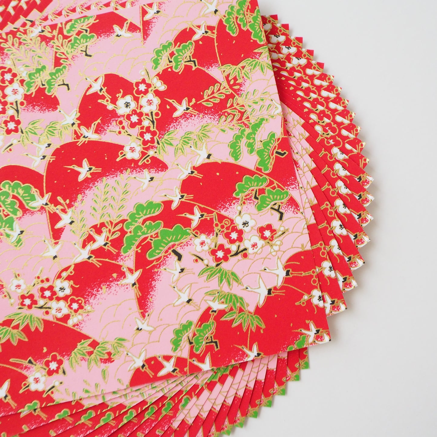 Paquete de 20 hojas de papel Yuzen Washi Origami HZ-442 14x14cm - Grúas cruzando montañas rojo